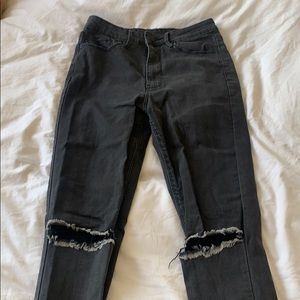 Skinny jeans with slits in the knees